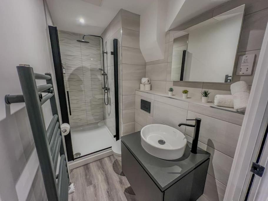 Orange Rentals-High Spec, Midnight Suite, Sleeps 4-Pets Welcome! Ливърпул Екстериор снимка